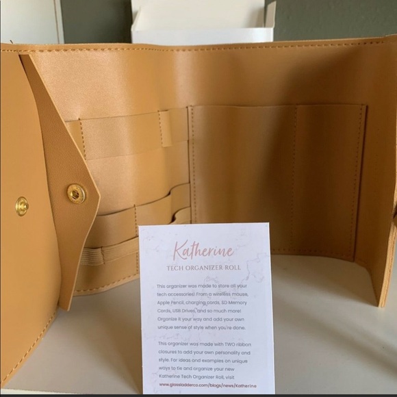 Katherine Tech Organizer Roll in a warm honey color made by Glass Ladder Co. NIB - Picture 6 of 10